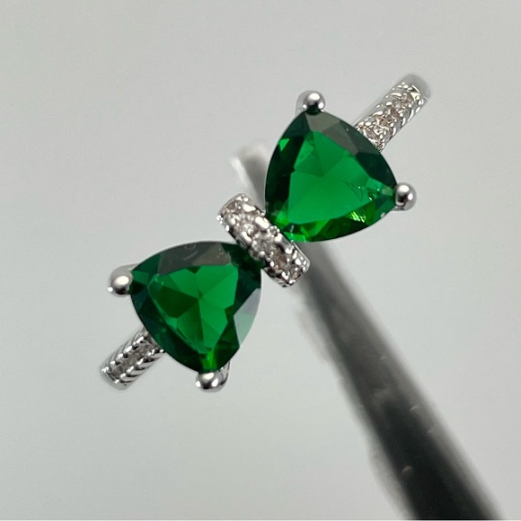 Beautiful Dainty Trillion Cut Bow Tie Green Emerald CZ Silver Plated Ring